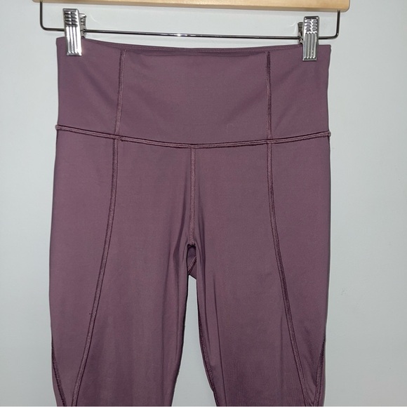 Athleta Leggings Women's Size Extra Small Volcanic Violet Lightning Pocket Capri - Picture 3 of 10